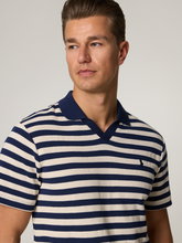 Bild von Poloshirt aus Strick