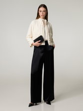 Bild von Satinhose mit weitem Bein
