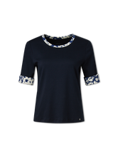 Bild von T-Shirt mit Kontrastdetails
