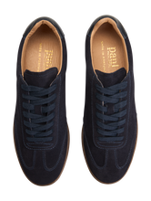 Bild von Sneaker aus Veloursleder