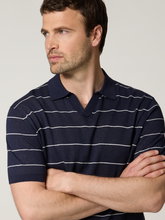 Bild von Poloshirt aus Strick