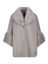 Bild von Cape mit Kunstpelz