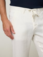 Image sur Pantalon chino en lin, coupe slim