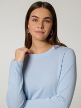 Bild von Strickpullover mit Wolle