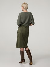 Image sur Jupe midi en cuir velours