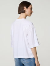 Image sur T-shirt avec broderies