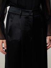 Bild von Satinhose mit weitem Bein